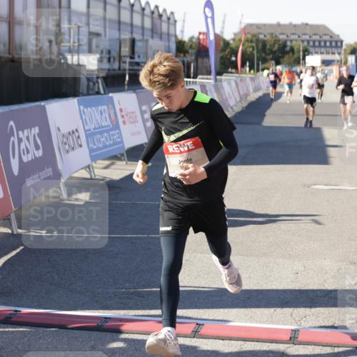 03.10.2025 - Köhlbrandbrückenlauf Jannik Wohlers http://msf.ph/oto/9103824 03.10.2025 12:58:04 Ziel 4046, 4102, 4234, 4248, 4654, 5961, 6518, 6519, 6520, 6715, 6718 meine-sportfotos.de