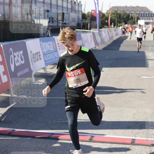 03.10.2025 - Köhlbrandbrückenlauf Jannik Wohlers http://msf.ph/oto/9103839 03.10.2025 12:58:05 Ziel 4046, 4102, 4234, 4248, 5961, 6518, 6519, 6520, 6715, 6718 meine-sportfotos.de