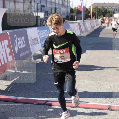 03.10.2025 - Köhlbrandbrückenlauf Jannik Wohlers http://msf.ph/oto/9103861 03.10.2025 12:58:05 Ziel 4046, 4102, 4234, 4248, 5961, 6518, 6519, 6520, 6715, 6718 meine-sportfotos.de
