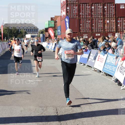 03.10.2025 - Köhlbrandbrückenlauf Jannik Wohlers http://msf.ph/oto/9103879 03.10.2025 12:58:08 Ziel 4234, 4248, 4394, 6518, 6519, 6520, 6715, 6718 meine-sportfotos.de