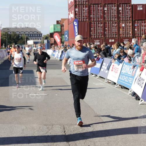 03.10.2025 - Köhlbrandbrückenlauf Jannik Wohlers http://msf.ph/oto/9103885 03.10.2025 12:58:08 Ziel 4234, 4248, 4394, 6518, 6519, 6520, 6715, 6718 meine-sportfotos.de