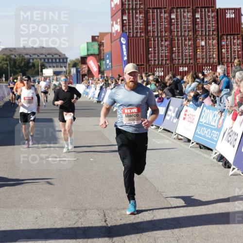 03.10.2025 - Köhlbrandbrückenlauf Jannik Wohlers http://msf.ph/oto/9103891 03.10.2025 12:58:08 Ziel 4234, 4248, 4394, 6518, 6519, 6520, 6715, 6718 meine-sportfotos.de