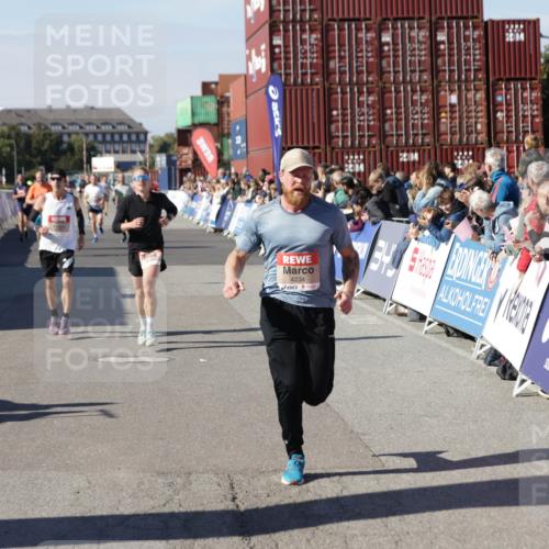 03.10.2025 - Köhlbrandbrückenlauf Jannik Wohlers http://msf.ph/oto/9103901 03.10.2025 12:58:08 Ziel 4234, 4248, 4394, 6518, 6519, 6520, 6715, 6718 meine-sportfotos.de
