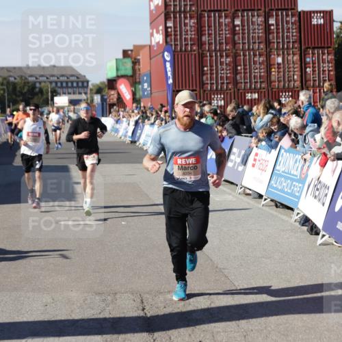 03.10.2025 - Köhlbrandbrückenlauf Jannik Wohlers http://msf.ph/oto/9103910 03.10.2025 12:58:08 Ziel 4234, 4248, 4394, 6518, 6519, 6520, 6715, 6718 meine-sportfotos.de