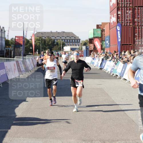 03.10.2025 - Köhlbrandbrückenlauf Jannik Wohlers http://msf.ph/oto/9103917 03.10.2025 12:58:09 Ziel 4234, 4248, 4394, 6715, 6718 meine-sportfotos.de
