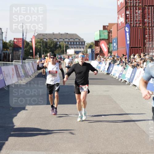 03.10.2025 - Köhlbrandbrückenlauf Jannik Wohlers http://msf.ph/oto/9103927 03.10.2025 12:58:09 Ziel 4234, 4248, 4394, 6715, 6718 meine-sportfotos.de