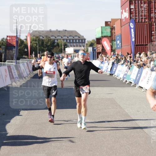 03.10.2025 - Köhlbrandbrückenlauf Jannik Wohlers http://msf.ph/oto/9103935 03.10.2025 12:58:09 Ziel 4234, 4248, 4394, 6715, 6718 meine-sportfotos.de