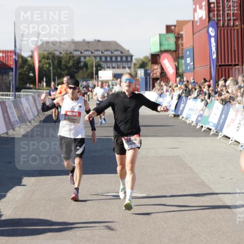 03.10.2025 - Köhlbrandbrückenlauf Jannik Wohlers http://msf.ph/oto/9103942 03.10.2025 12:58:09 Ziel 4234, 4248, 4394, 6715, 6718 meine-sportfotos.de