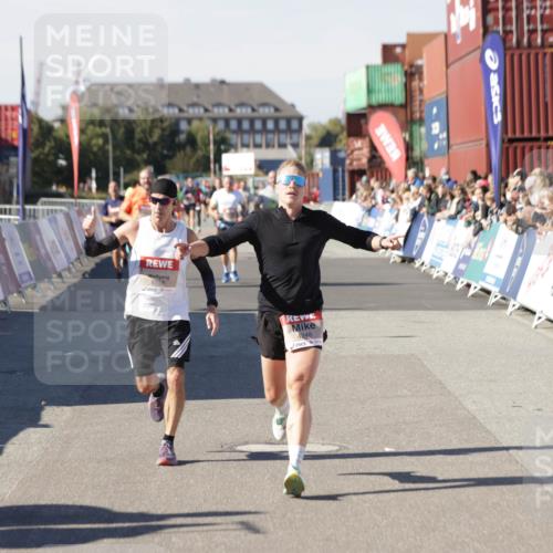 03.10.2025 - Köhlbrandbrückenlauf Jannik Wohlers http://msf.ph/oto/9103951 03.10.2025 12:58:09 Ziel 4234, 4248, 4394, 6715, 6718 meine-sportfotos.de