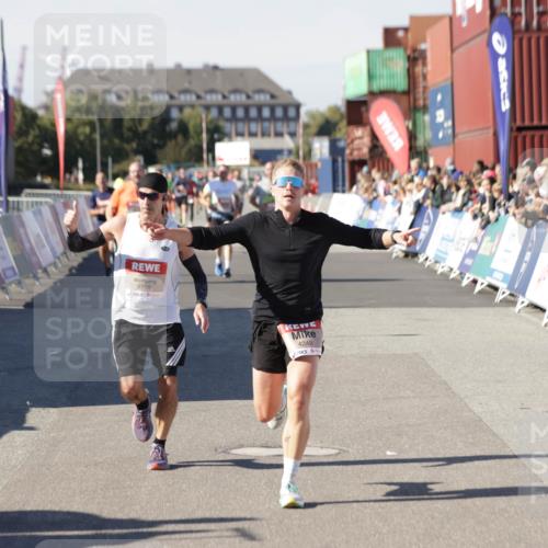 03.10.2025 - Köhlbrandbrückenlauf Jannik Wohlers http://msf.ph/oto/9103962 03.10.2025 12:58:09 Ziel 4234, 4248, 4394, 6715, 6718 meine-sportfotos.de