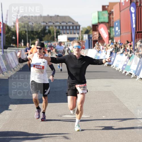 03.10.2025 - Köhlbrandbrückenlauf Jannik Wohlers http://msf.ph/oto/9103970 03.10.2025 12:58:09 Ziel 4234, 4248, 4394, 6715, 6718 meine-sportfotos.de