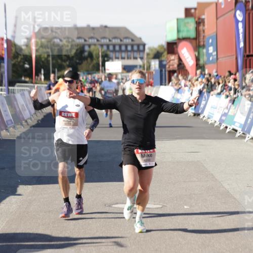 03.10.2025 - Köhlbrandbrückenlauf Jannik Wohlers http://msf.ph/oto/9103978 03.10.2025 12:58:09 Ziel 4234, 4248, 4394, 6715, 6718 meine-sportfotos.de