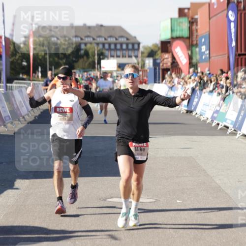 03.10.2025 - Köhlbrandbrückenlauf Jannik Wohlers http://msf.ph/oto/9103988 03.10.2025 12:58:09 Ziel 4234, 4248, 4394, 6715, 6718 meine-sportfotos.de