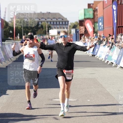 03.10.2025 - Köhlbrandbrückenlauf Jannik Wohlers http://msf.ph/oto/9103996 03.10.2025 12:58:09 Ziel 4234, 4248, 4394, 6715, 6718 meine-sportfotos.de