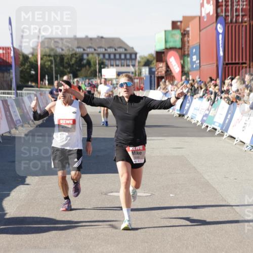 03.10.2025 - Köhlbrandbrückenlauf Jannik Wohlers http://msf.ph/oto/9104005 03.10.2025 12:58:09 Ziel 4234, 4248, 4394, 6715, 6718 meine-sportfotos.de