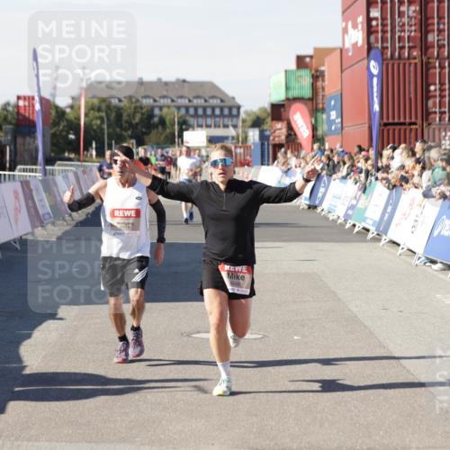 03.10.2025 - Köhlbrandbrückenlauf Jannik Wohlers http://msf.ph/oto/9104012 03.10.2025 12:58:09 Ziel 4234, 4248, 4394, 6715, 6718 meine-sportfotos.de