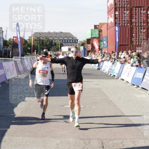 03.10.2025 - Köhlbrandbrückenlauf Jannik Wohlers http://msf.ph/oto/9104032 03.10.2025 12:58:09 Ziel 4234, 4248, 4394, 6715, 6718 meine-sportfotos.de