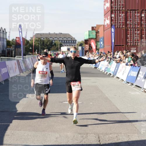 03.10.2025 - Köhlbrandbrückenlauf Jannik Wohlers http://msf.ph/oto/9104041 03.10.2025 12:58:10 Ziel 4234, 4248, 4394, 6715, 6717, 6718 meine-sportfotos.de