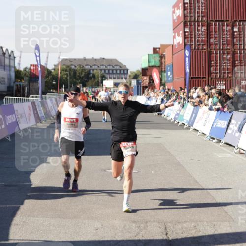 03.10.2025 - Köhlbrandbrückenlauf Jannik Wohlers http://msf.ph/oto/9104052 03.10.2025 12:58:10 Ziel 4234, 4248, 4394, 6715, 6717, 6718 meine-sportfotos.de
