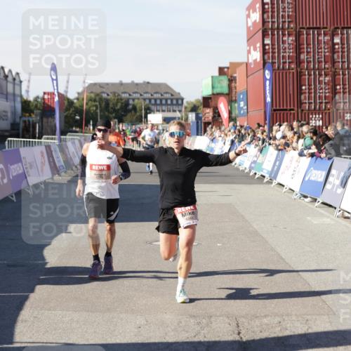 03.10.2025 - Köhlbrandbrückenlauf Jannik Wohlers http://msf.ph/oto/9104063 03.10.2025 12:58:10 Ziel 4234, 4248, 4394, 6715, 6717, 6718 meine-sportfotos.de