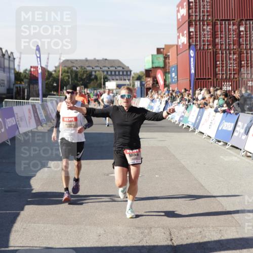 03.10.2025 - Köhlbrandbrückenlauf Jannik Wohlers http://msf.ph/oto/9104070 03.10.2025 12:58:10 Ziel 4234, 4248, 4394, 6715, 6717, 6718 meine-sportfotos.de
