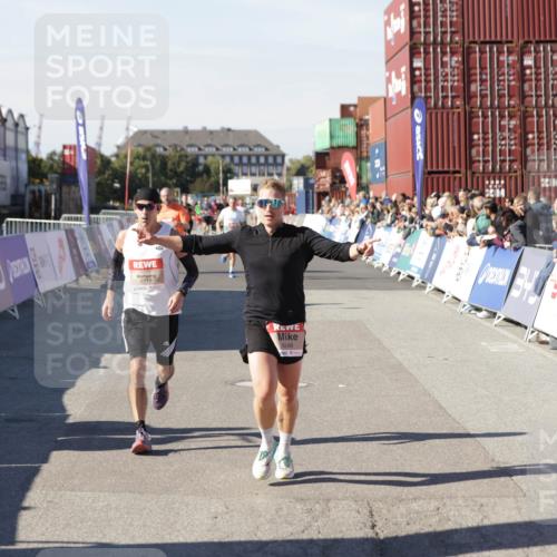 03.10.2025 - Köhlbrandbrückenlauf Jannik Wohlers http://msf.ph/oto/9104079 03.10.2025 12:58:10 Ziel 4234, 4248, 4394, 6715, 6717, 6718 meine-sportfotos.de