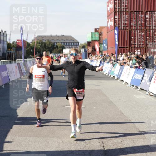 03.10.2025 - Köhlbrandbrückenlauf Jannik Wohlers http://msf.ph/oto/9104085 03.10.2025 12:58:10 Ziel 4234, 4248, 4394, 6715, 6717, 6718 meine-sportfotos.de