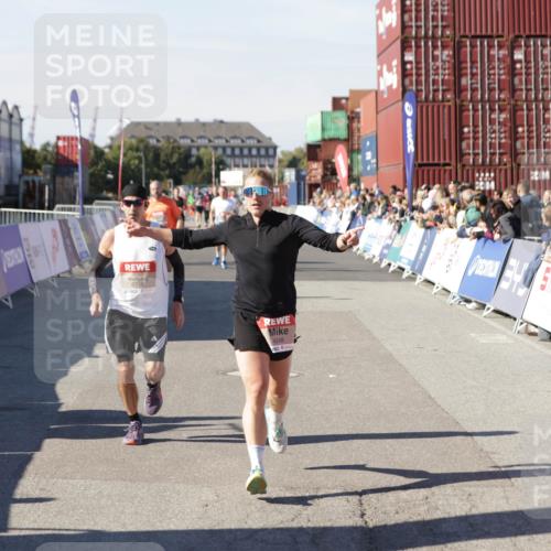 03.10.2025 - Köhlbrandbrückenlauf Jannik Wohlers http://msf.ph/oto/9104093 03.10.2025 12:58:10 Ziel 4234, 4248, 4394, 6715, 6717, 6718 meine-sportfotos.de