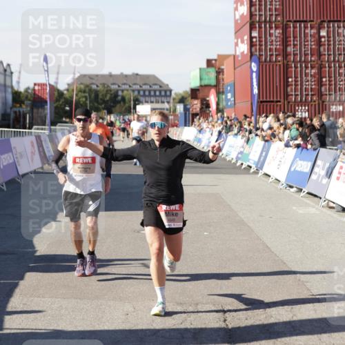 03.10.2025 - Köhlbrandbrückenlauf Jannik Wohlers http://msf.ph/oto/9104104 03.10.2025 12:58:10 Ziel 4234, 4248, 4394, 6715, 6717, 6718 meine-sportfotos.de