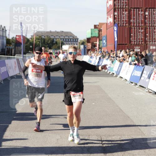 03.10.2025 - Köhlbrandbrückenlauf Jannik Wohlers http://msf.ph/oto/9104131 03.10.2025 12:58:10 Ziel 4234, 4248, 4394, 6715, 6717, 6718 meine-sportfotos.de