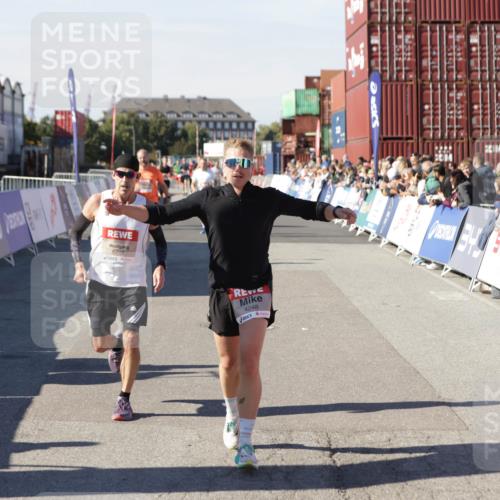 03.10.2025 - Köhlbrandbrückenlauf Jannik Wohlers http://msf.ph/oto/9104141 03.10.2025 12:58:10 Ziel 4234, 4248, 4394, 6715, 6717, 6718 meine-sportfotos.de