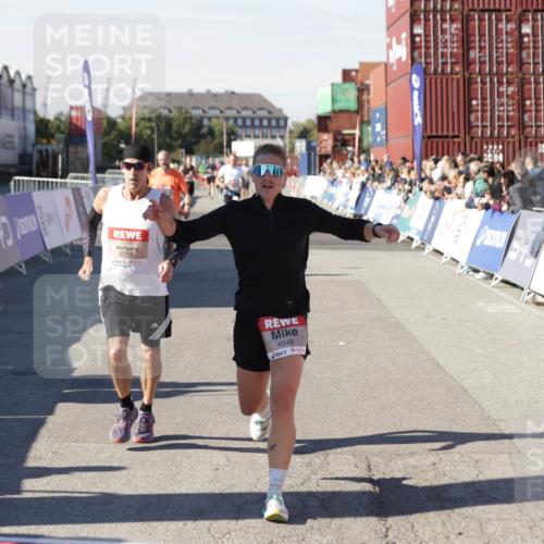 03.10.2025 - Köhlbrandbrückenlauf Jannik Wohlers http://msf.ph/oto/9104155 03.10.2025 12:58:10 Ziel 4234, 4248, 4394, 6715, 6717, 6718 meine-sportfotos.de