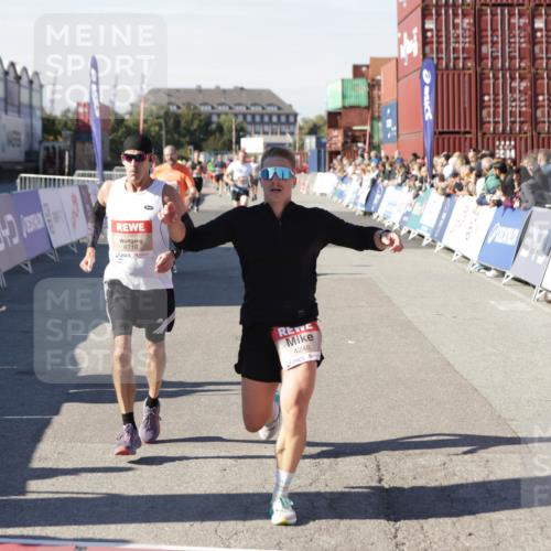 03.10.2025 - Köhlbrandbrückenlauf Jannik Wohlers http://msf.ph/oto/9104166 03.10.2025 12:58:10 Ziel 4234, 4248, 4394, 6715, 6717, 6718 meine-sportfotos.de