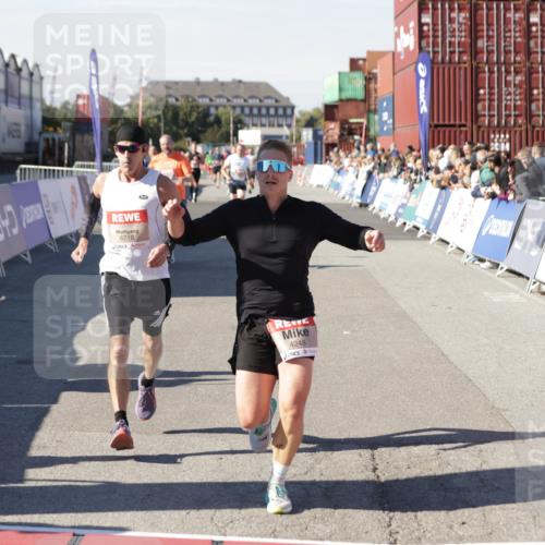 03.10.2025 - Köhlbrandbrückenlauf Jannik Wohlers http://msf.ph/oto/9104174 03.10.2025 12:58:10 Ziel 4234, 4248, 4394, 6715, 6717, 6718 meine-sportfotos.de