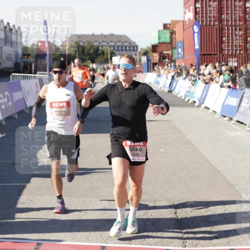 03.10.2025 - Köhlbrandbrückenlauf Jannik Wohlers http://msf.ph/oto/9104188 03.10.2025 12:58:10 Ziel 4234, 4248, 4394, 6715, 6717, 6718 meine-sportfotos.de