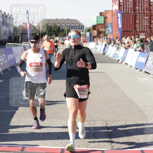 03.10.2025 - Köhlbrandbrückenlauf Jannik Wohlers http://msf.ph/oto/9104208 03.10.2025 12:58:11 Ziel 4234, 4248, 4394, 6152, 6715, 6717, 6718 meine-sportfotos.de