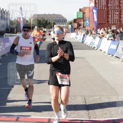 03.10.2025 - Köhlbrandbrückenlauf Jannik Wohlers http://msf.ph/oto/9104234 03.10.2025 12:58:11 Ziel 4234, 4248, 4394, 6152, 6715, 6717, 6718 meine-sportfotos.de