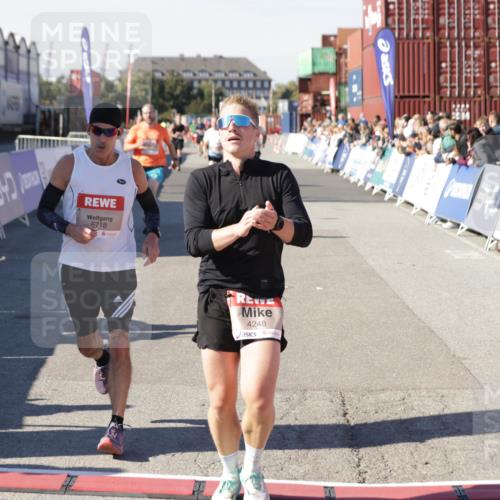 03.10.2025 - Köhlbrandbrückenlauf Jannik Wohlers http://msf.ph/oto/9104244 03.10.2025 12:58:11 Ziel 4234, 4248, 4394, 6152, 6715, 6717, 6718 meine-sportfotos.de