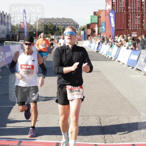 03.10.2025 - Köhlbrandbrückenlauf Jannik Wohlers http://msf.ph/oto/9104252 03.10.2025 12:58:11 Ziel 4234, 4248, 4394, 6152, 6715, 6717, 6718 meine-sportfotos.de