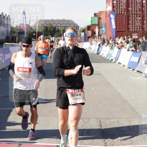 03.10.2025 - Köhlbrandbrückenlauf Jannik Wohlers http://msf.ph/oto/9104260 03.10.2025 12:58:11 Ziel 4234, 4248, 4394, 6152, 6715, 6717, 6718 meine-sportfotos.de