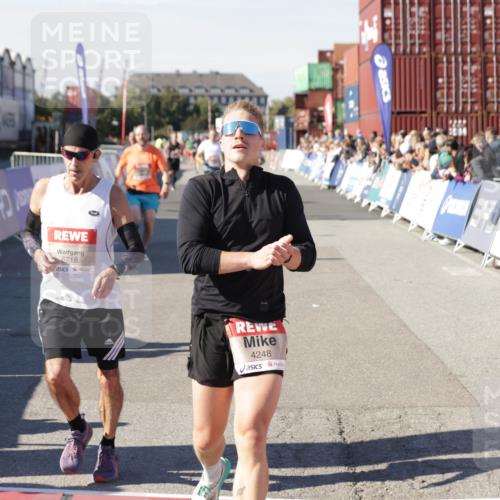 03.10.2025 - Köhlbrandbrückenlauf Jannik Wohlers http://msf.ph/oto/9104267 03.10.2025 12:58:11 Ziel 4234, 4248, 4394, 6152, 6715, 6717, 6718 meine-sportfotos.de