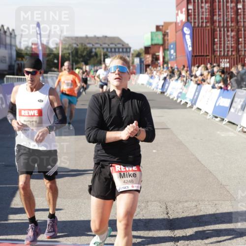 03.10.2025 - Köhlbrandbrückenlauf Jannik Wohlers http://msf.ph/oto/9104281 03.10.2025 12:58:11 Ziel 4234, 4248, 4394, 6152, 6715, 6717, 6718 meine-sportfotos.de