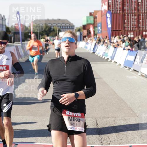 03.10.2025 - Köhlbrandbrückenlauf Jannik Wohlers http://msf.ph/oto/9104324 03.10.2025 12:58:11 Ziel 4234, 4248, 4394, 6152, 6715, 6717, 6718 meine-sportfotos.de