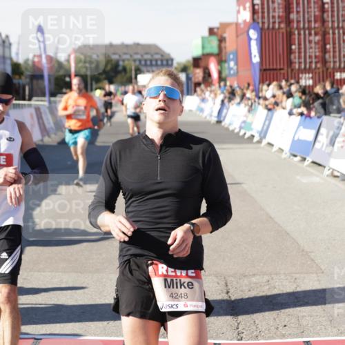 03.10.2025 - Köhlbrandbrückenlauf Jannik Wohlers http://msf.ph/oto/9104331 03.10.2025 12:58:11 Ziel 4234, 4248, 4394, 6152, 6715, 6717, 6718 meine-sportfotos.de