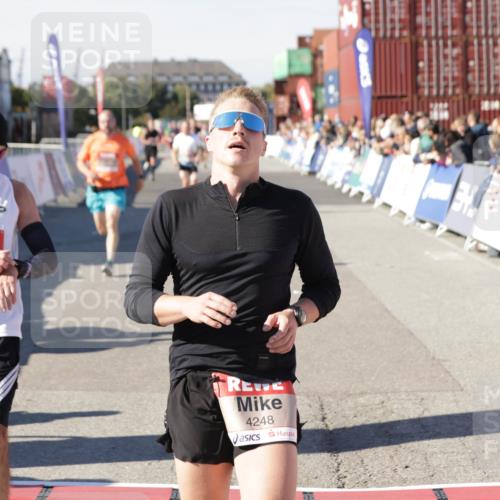 03.10.2025 - Köhlbrandbrückenlauf Jannik Wohlers http://msf.ph/oto/9104341 03.10.2025 12:58:12 Ziel 4099, 4234, 4248, 4394, 6152, 6715, 6717, 6718 meine-sportfotos.de