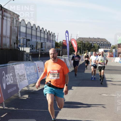03.10.2025 - Köhlbrandbrückenlauf Jannik Wohlers http://msf.ph/oto/9104346 03.10.2025 12:58:13 Ziel 4099, 4234, 4248, 4394, 6152, 6715, 6717, 6718 meine-sportfotos.de
