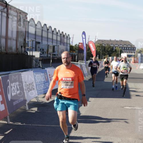 03.10.2025 - Köhlbrandbrückenlauf Jannik Wohlers http://msf.ph/oto/9104354 03.10.2025 12:58:13 Ziel 4099, 4234, 4248, 4394, 6152, 6715, 6717, 6718 meine-sportfotos.de