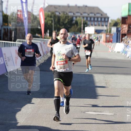 03.10.2025 - Köhlbrandbrückenlauf Jannik Wohlers http://msf.ph/oto/9104384 03.10.2025 12:58:15 Ziel 4083, 4099, 4234, 4248, 4394, 6152, 6717, 6718, 6732 meine-sportfotos.de