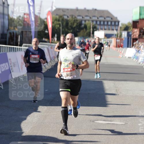 03.10.2025 - Köhlbrandbrückenlauf Jannik Wohlers http://msf.ph/oto/9104390 03.10.2025 12:58:15 Ziel 4083, 4099, 4234, 4248, 4394, 6152, 6717, 6718, 6732 meine-sportfotos.de