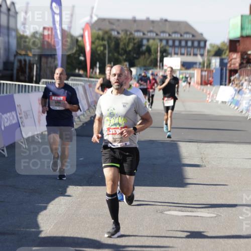 03.10.2025 - Köhlbrandbrückenlauf Jannik Wohlers http://msf.ph/oto/9104401 03.10.2025 12:58:15 Ziel 4083, 4099, 4234, 4248, 4394, 6152, 6717, 6718, 6732 meine-sportfotos.de